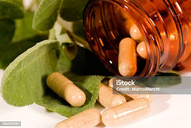 Foto de Medicina Alternativa e mais fotos de stock de Alimentação Saudável - Alimentação Saudável, Branco, Comprimido