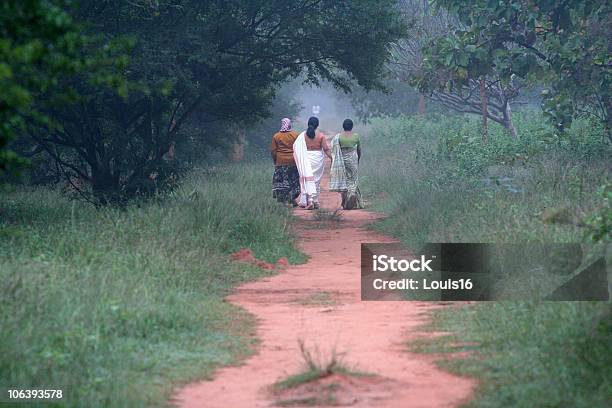 Photo libre de droit de Balade Matinale À Bangalore banque d'images et plus d'images libres de droit de Femmes - Femmes, Vue de dos, Sari