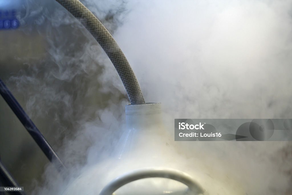 Flüssiger Stickstoff auffüllen - Lizenzfrei Kryobiologie Stock-Foto