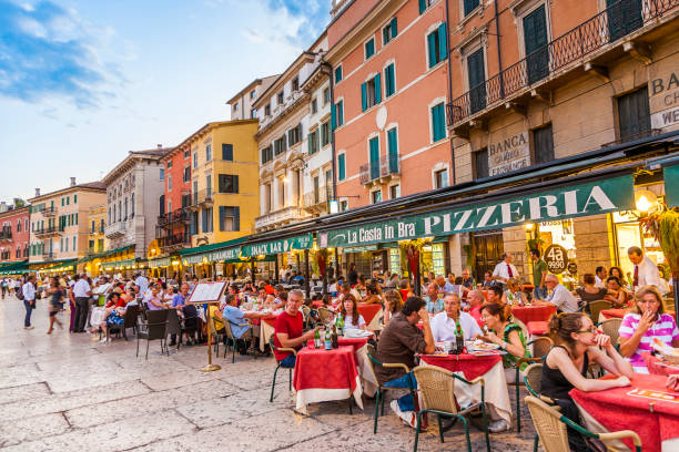 as pessoas gostam de andar na piazza bra em verona - 2609 - fotografias e filmes do acervo