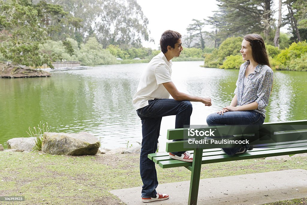 Teenager auf Park Bench - Lizenzfrei Männlicher Teenager Stock-Foto