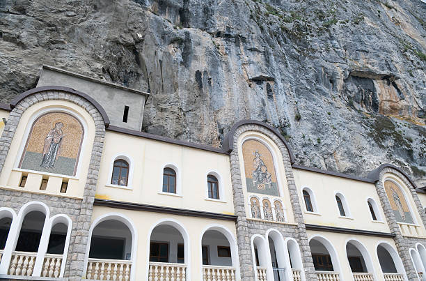 mosteiro ostrog montenegro - ostrog - fotografias e filmes do acervo
