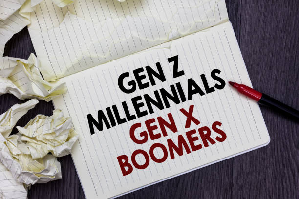 написание записки, показывающей gen и millennials gen x бума. бизнес-фото демонстрации поколений различия старых молодых людей маркер над ноутбуком  - бэби бумер стоковые фото и изображения