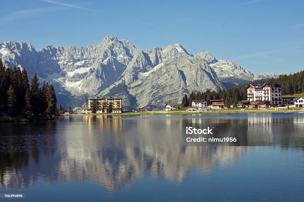 Misurina Lago nelle Dolomiti. - Foto stock royalty-free di Acqua