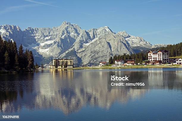 Foto de Misurina Lago Nas Dolomitas e mais fotos de stock de Alpes europeus - Alpes europeus, Auronzo di Cadore, Azul