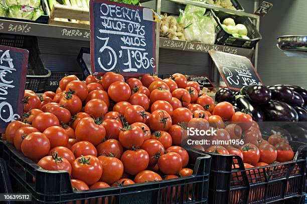 Tomates En Exhibición Foto de stock y más banco de imágenes de Fruta - Fruta, Mercado - Espacio de comercio, Vegetal