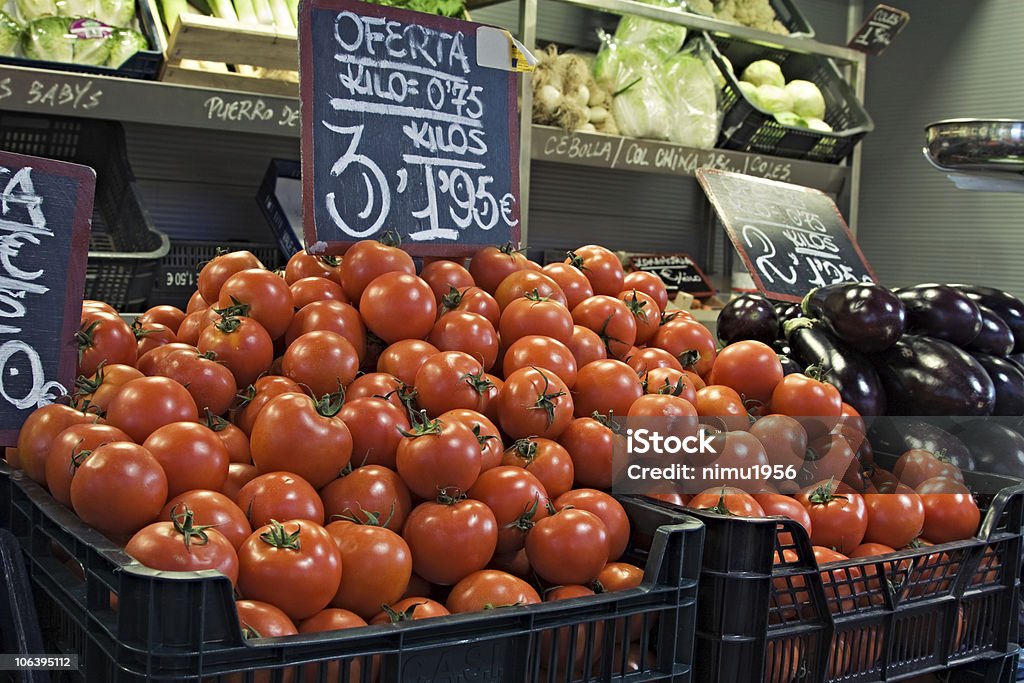 Tomates sur Afficher. - Photo de Fruit libre de droits