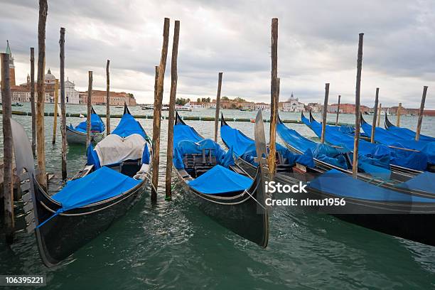 Gondole Nel Bacino Di San Marco Venezia Italia - Fotografie stock e altre immagini di Ambientazione esterna - Ambientazione esterna, Ambientazione tranquilla, Asta - Oggetto creato dall'uomo