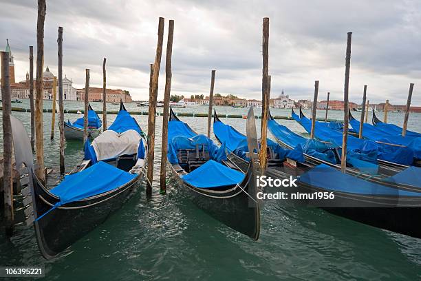 Бейсин Gondole В Санмарко Венеция Италия — стоковые фотографии и другие картинки Без людей - Без людей, Берег реки, В ряд