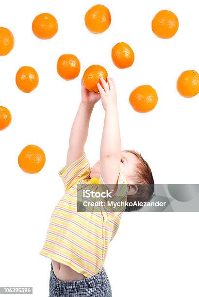 남자아이 Caughts 플라잉 오렌지 흰색 바탕에 흰색 배경 감귤류 과일에 대한 스톡 사진 및 기타 이미지 - 감귤류 과일, 과일, 백인종