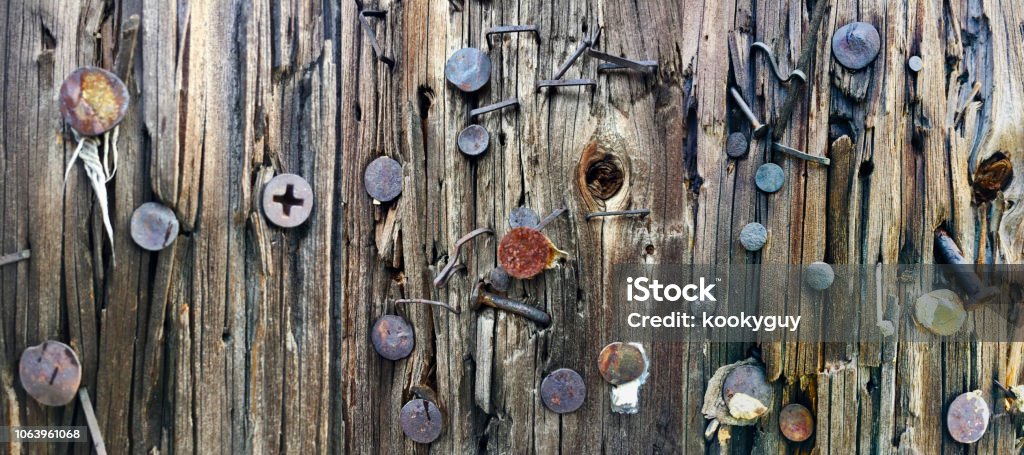 Schrauben und Nägel auf Telefonmast abstrakten Hintergrund - Lizenzfrei Abstrakt Stock-Foto