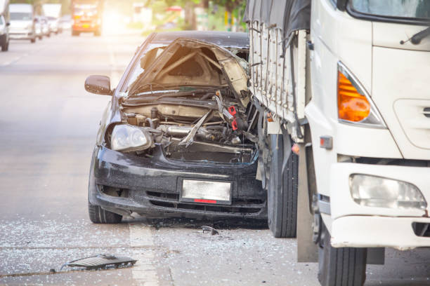 incidente stradale, trasporto automobilistico pericoloso per strada, richiesta di risarcimento assicurativo. - vehicle wreck foto e immagini stock