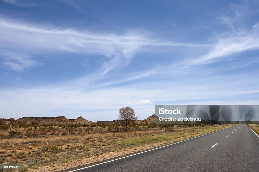 Outback paisaje con vacío Road, Australia - Foto de stock de Queensland libre de derechos