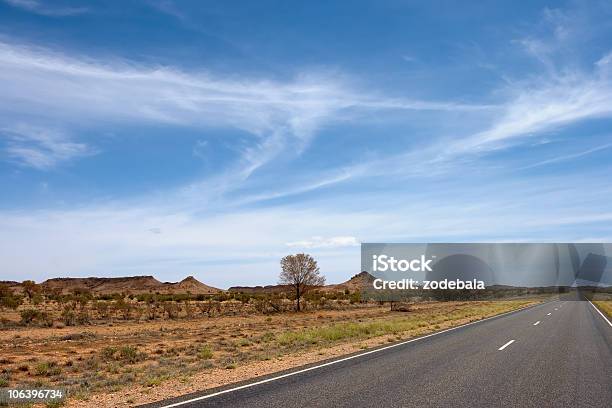 Australijski Outback Krajobraz Z Puste Road Australia - zdjęcia stockowe i więcej obrazów Queensland