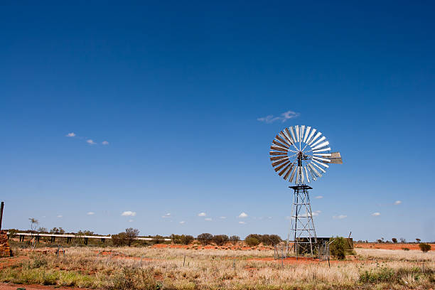 mulino a vento nell'entroterra australiano, rurale australia - outback desert australia sky foto e immagini stock