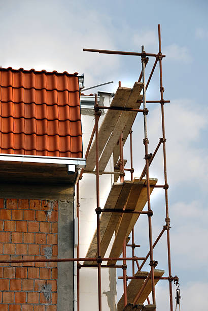 costruzione ponteggi su angolo - home addition roof tile building activity wood foto e immagini stock