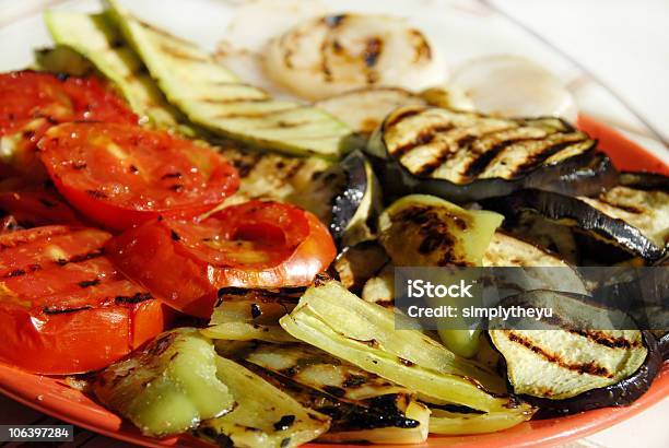 Photo libre de droit de Légumes Grillés Sur Une Plaque Rouge banque d'images et plus d'images libres de droit de Aliment - Aliment, Aliment en portion, Aliments et boissons