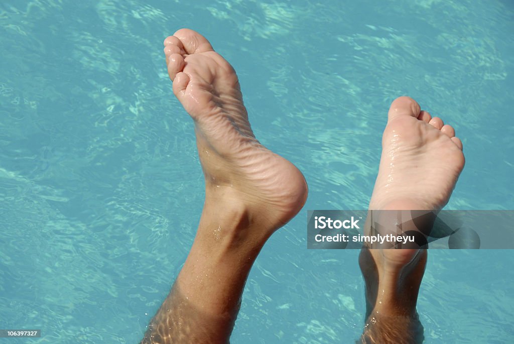 Piedi in piscina - Foto stock royalty-free di Acqua