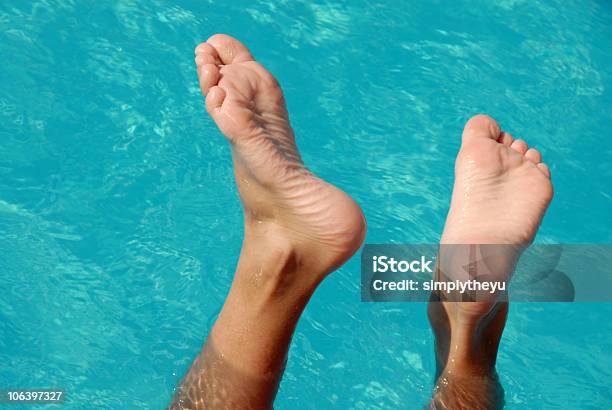 Piedi In Piscina - Fotografie stock e altre immagini di Acqua - Acqua, Affondare, Ambientazione esterna