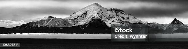 Monte Drum Galleggia Su Un Nastro Di Cloud - Fotografie stock e altre immagini di Alaska - Stato USA - Alaska - Stato USA, Alaska interna, Ambientazione esterna