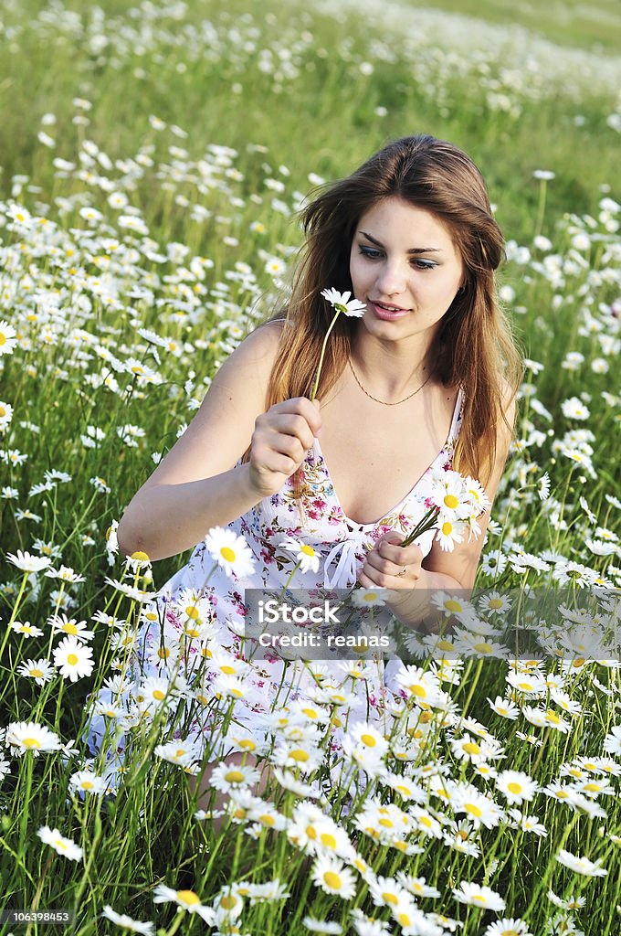 Ragazza con daisies - Foto stock royalty-free di Adolescente