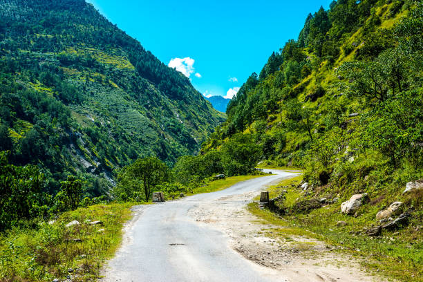 солнечный день и открытая дорога возле дхаркулы - garhwal стоковые фото и изображения