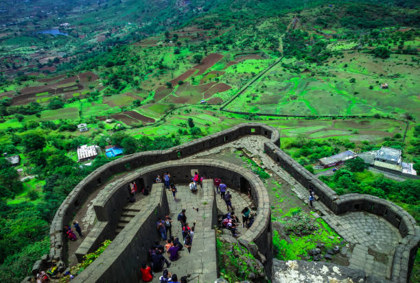 vista dall'alto dell'antico forte nel maharahtra. - maharashtra foto e immagini stock