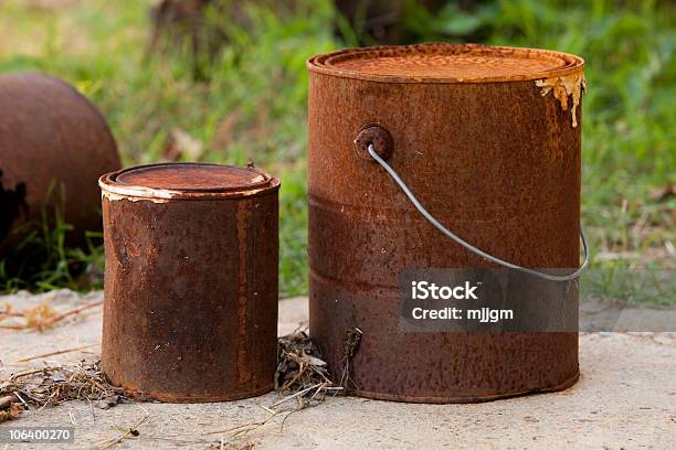 Verrostete Farbedosen Mit Natürlichem Ambiente Stockfoto und mehr Bilder von Farbdose - Farbdose, Alt, Schmutzig