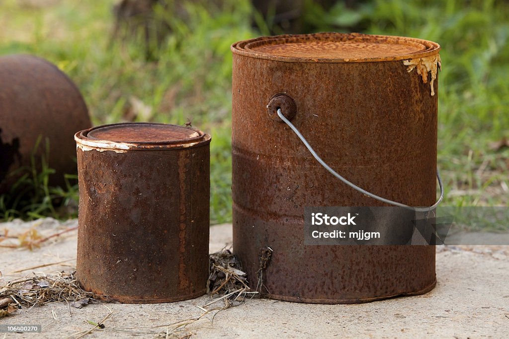 Lata de Tinta enferrujado no ambiente Natural - Foto de stock de Lata de Tinta royalty-free