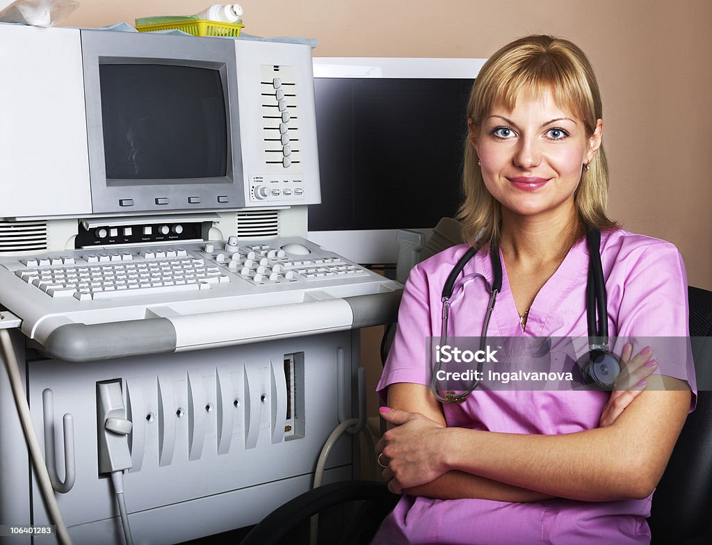 Femmina medico presso il suo posto di lavoro - Foto stock royalty-free di Adulto