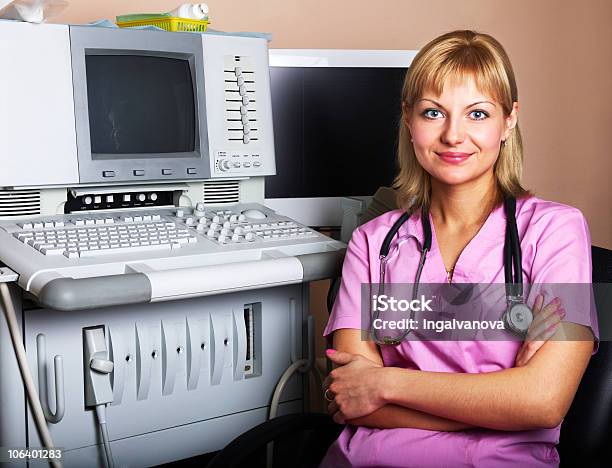 Femmina Medico Presso Il Suo Posto Di Lavoro - Fotografie stock e altre immagini di Adulto - Adulto, Ambientazione interna, Apparecchiatura medica