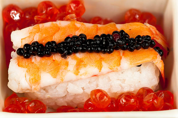 エビの寿司を添えたサーモンノロにブラックの魚卵。 - prepared fish lumpfish caviar caviar smoked salmon ストックフォトと画像