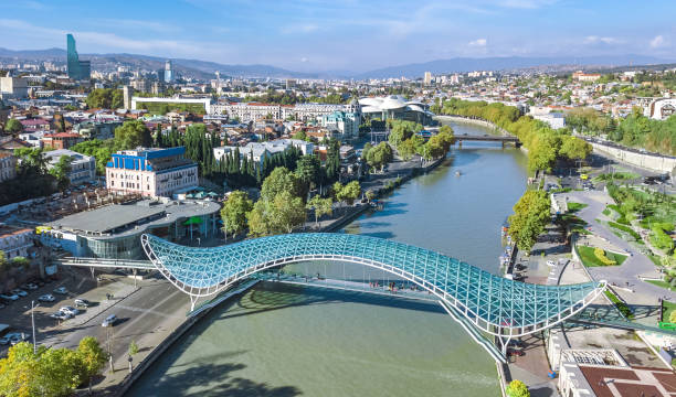 vista aerea del drone dello skyline di tbilisi dall'alto, fiume kura e città vecchia del paesaggio urbano di tbilisi, georgia - kura river immagine foto e immagini stock
