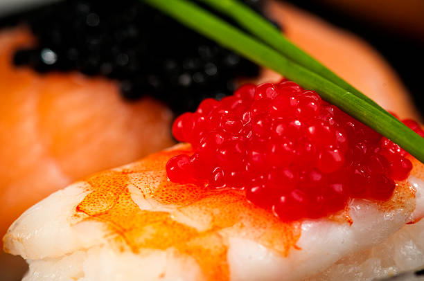エビやサーモンの寿司、レッド、ブラックの魚卵ます。 - prepared fish lumpfish caviar caviar smoked salmon ストックフォトと画像