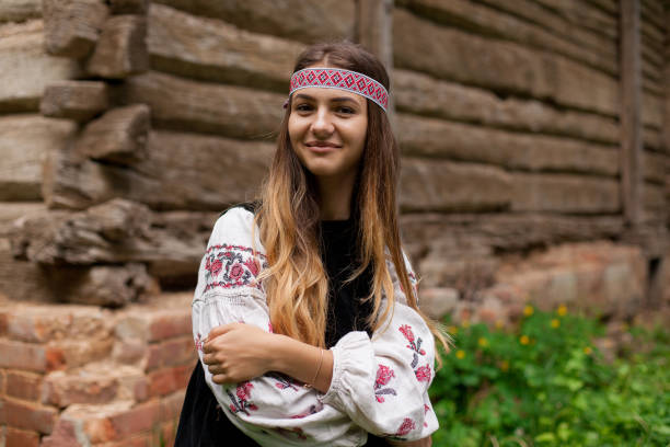 소박한 스타일에 포즈를 취하 긴 머리를 가진 가파른 우크라이나어 소녀 - 5158 뉴스 사진 이미지