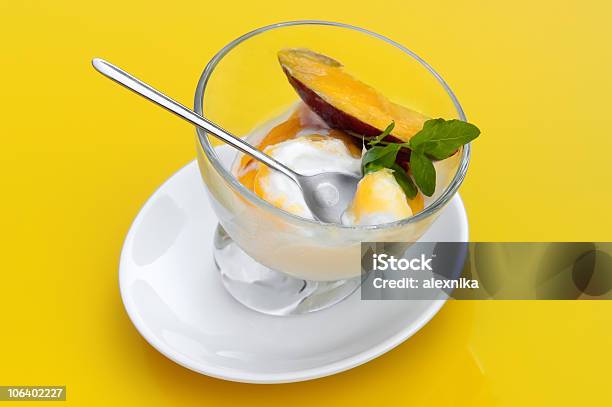 Foto de Sorvete De Manga E Hortelã e mais fotos de stock de Amarelo - Amarelo, Colher - Faqueiro, Comida Doce