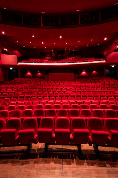 red seats in theather - empty theater imagens e fotografias de stock