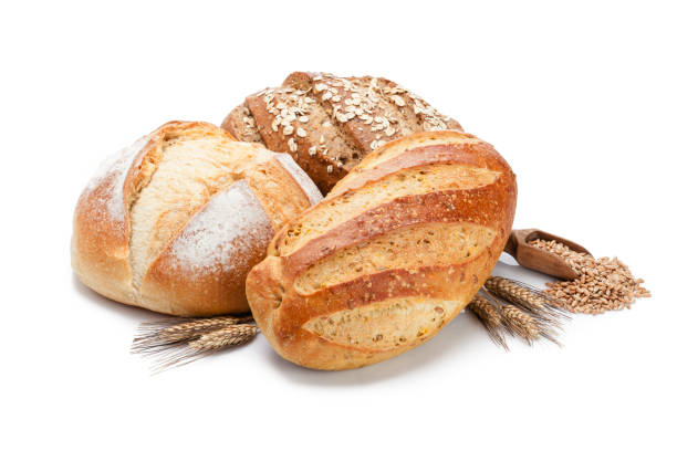 pão integral, filmado em fundo branco - carbohydrate artisan bread isolated on white isolated - fotografias e filmes do acervo