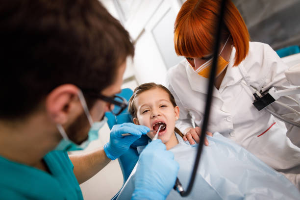 niña en el consultorio de dentista reemplazar empastes - mouth open dental drill holding doctor fotografías e imágenes de stock