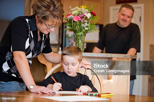 Famiglia Cucina - Fotografie stock e altre immagini di Adulto - Adulto, Allegro, Ambientazione interna