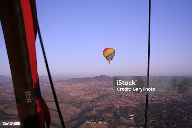 Heißluftballon Im Flug Stockfoto und mehr Bilder von Abenteuer - Abenteuer, Aktivitäten und Sport, Anhöhe