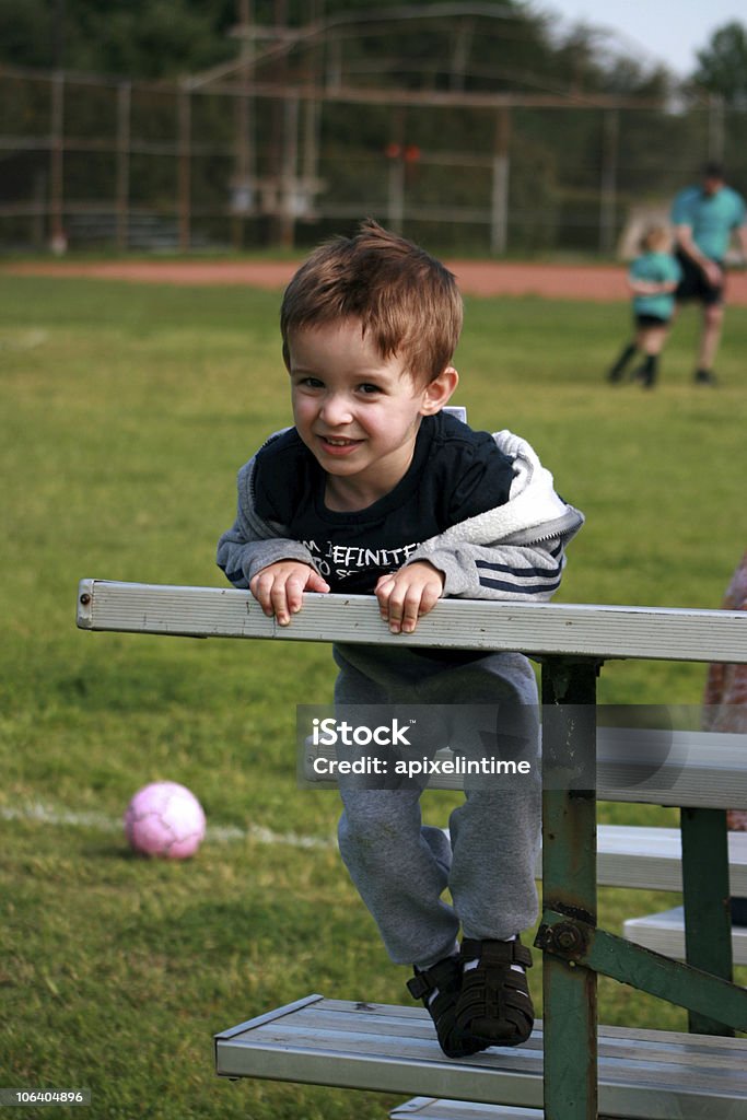 젊은 남자아이 함께 축구 경기를 - 로열티 프리 2-3 살 스톡 사진