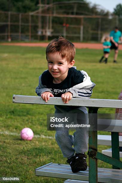 젊은 남자아이 함께 축구 경기를 2-3 살에 대한 스톡 사진 및 기타 이미지 - 2-3 살, 갈색, 갈색 눈