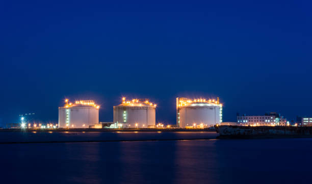 uma planta de grande refinaria de petróleo com tanques de armazenamento de gás natural liquefeito (gnl) - liquid propane gas - fotografias e filmes do acervo
