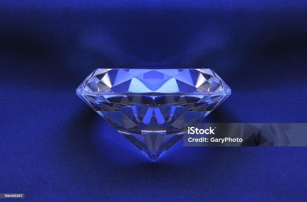 Symmetrische Blue Diamond auf Satin - Lizenzfrei Diamant Stock-Foto