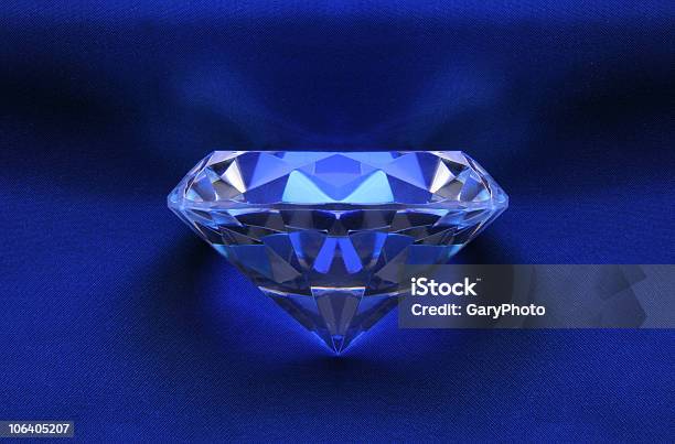 Symmetrische Blue Diamond Auf Satin Stockfoto und mehr Bilder von Diamant - Diamant, Profil, Zahl 75