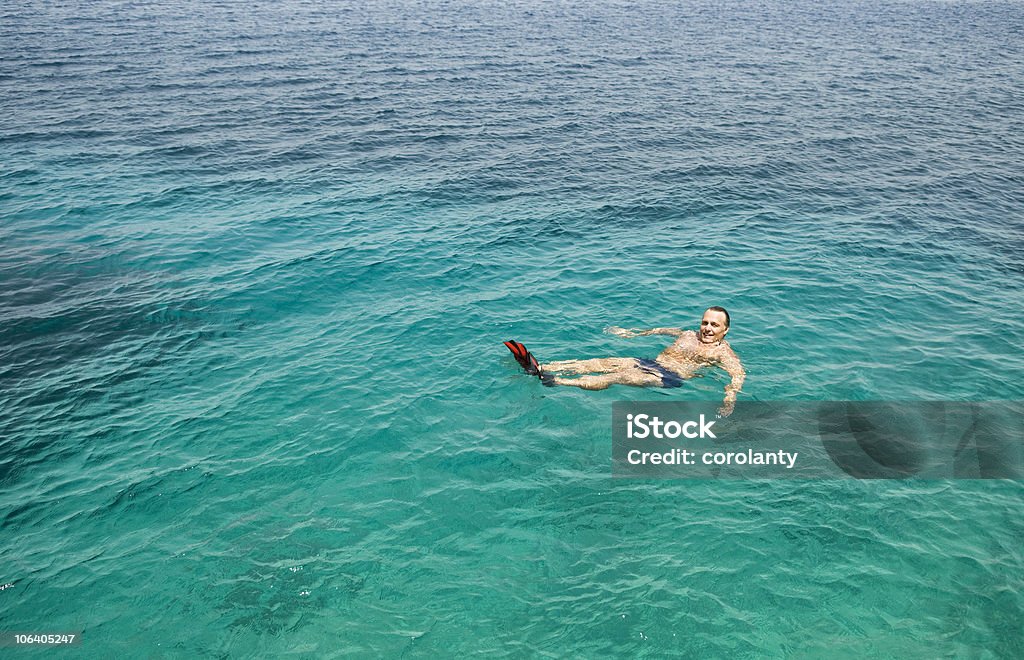 Homem flutuando no Mar - Foto de stock de 40-44 anos royalty-free