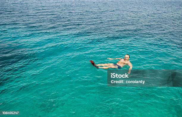 Foto de Homem Flutuando No Mar e mais fotos de stock de 40-44 anos - 40-44 anos, 40-49 anos, Adulto