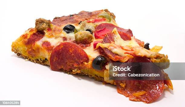 Foto de Fatia De Pizza Supreme e mais fotos de stock de Alimentação Não-saudável - Alimentação Não-saudável, Almoço, Azeitona