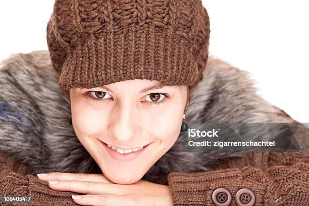 Bela Jovem Mulher Com Gorro De Lã Sorrisos Feliz - Fotografias de stock e mais imagens de Adulto - Adulto, Alegria, Beleza